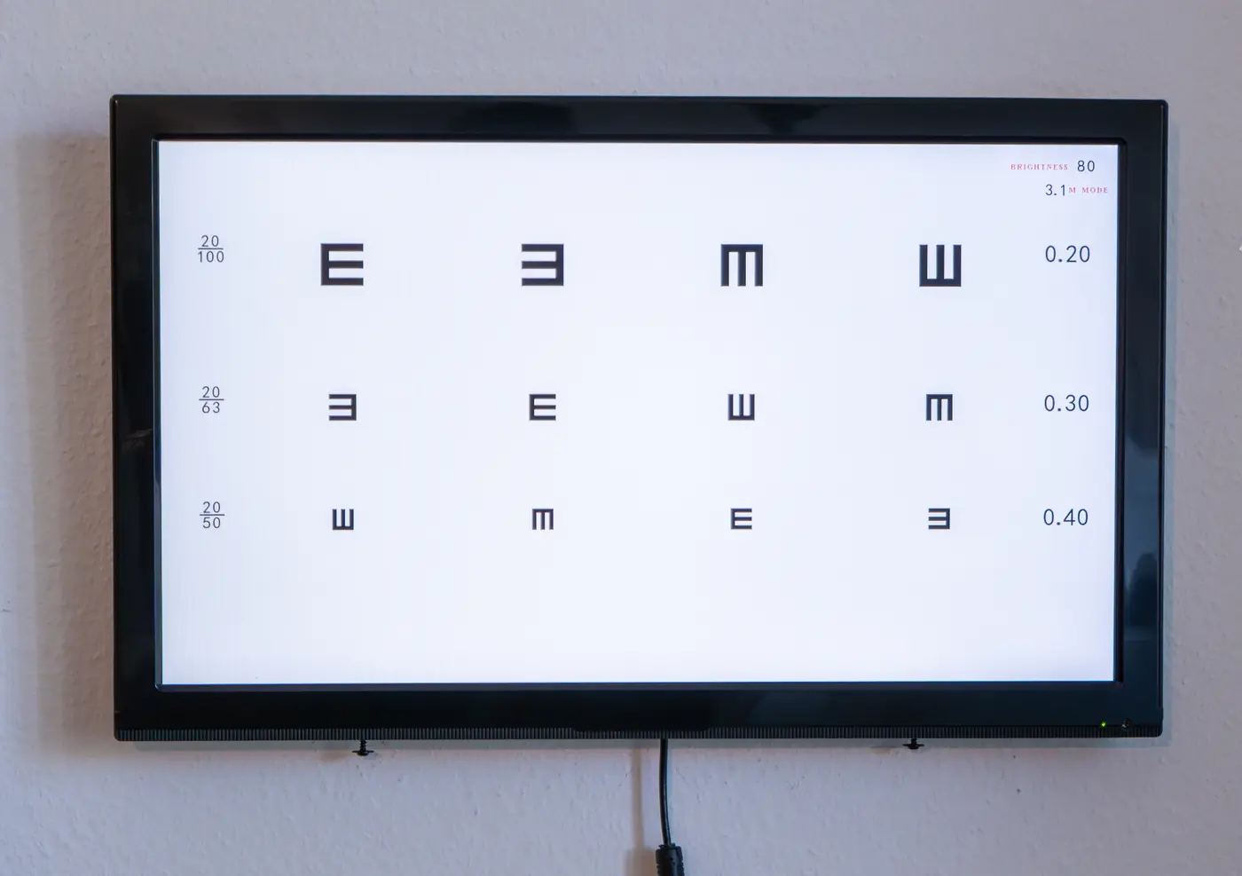 Digitale Sehtafel mit Buchstaben zur Sehschärfenprüfung